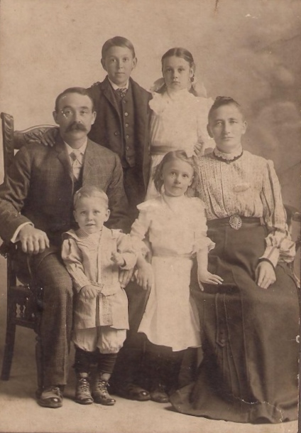 august_nelson_med_familj_1905.jpg