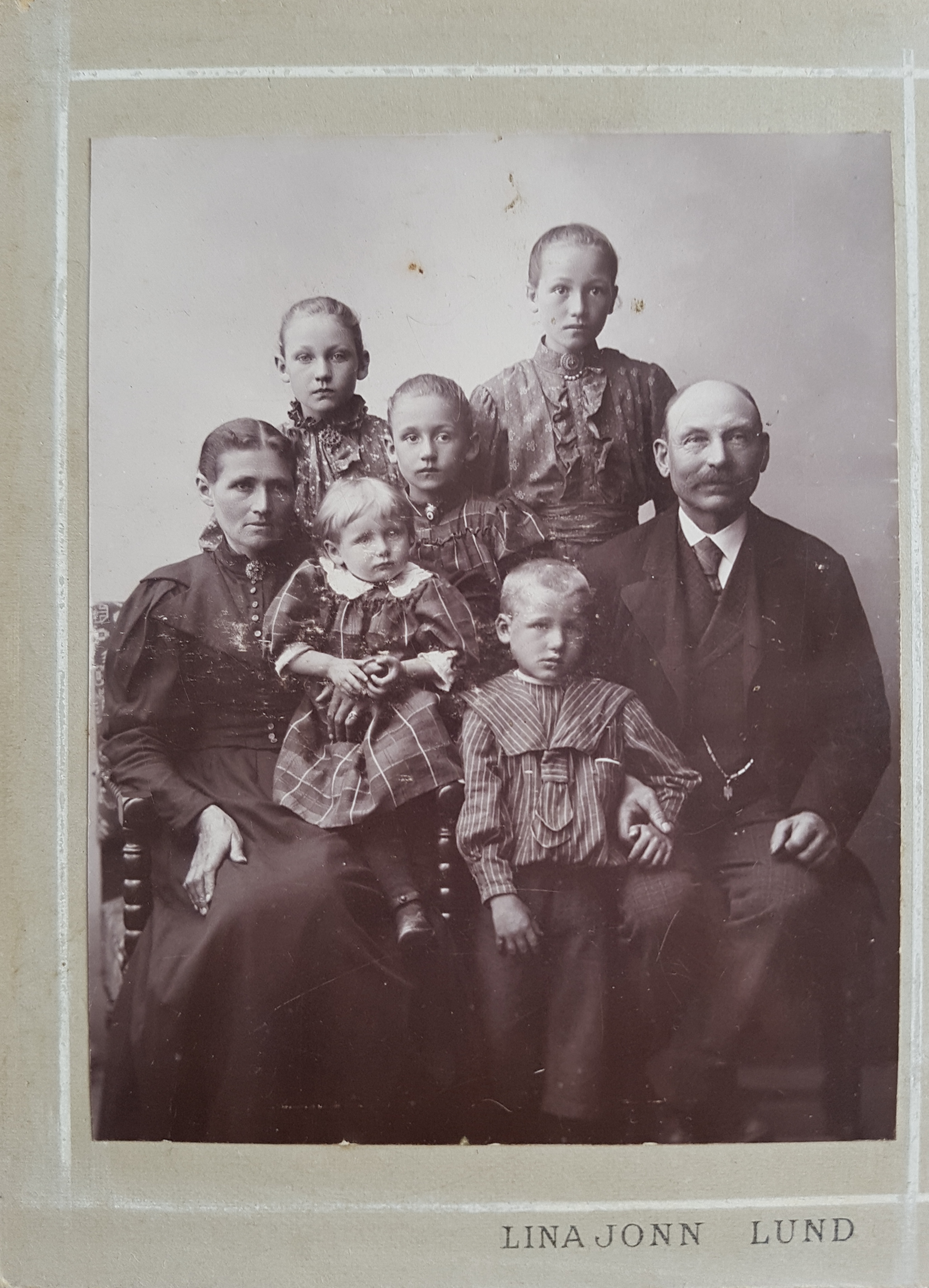 ola_palm_r_med_familj_1898.jpg